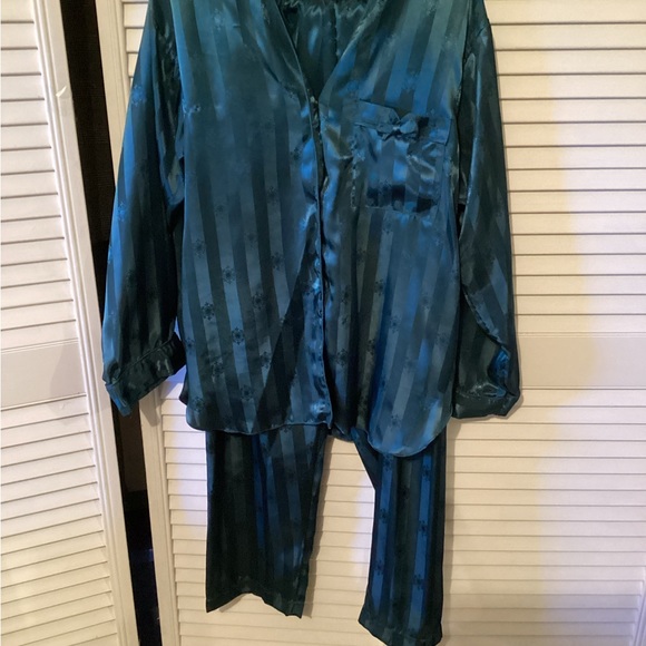 Chelsea’s Collection ladies long sleeve satin striped pajamas, size medium - Picture 2 of 10